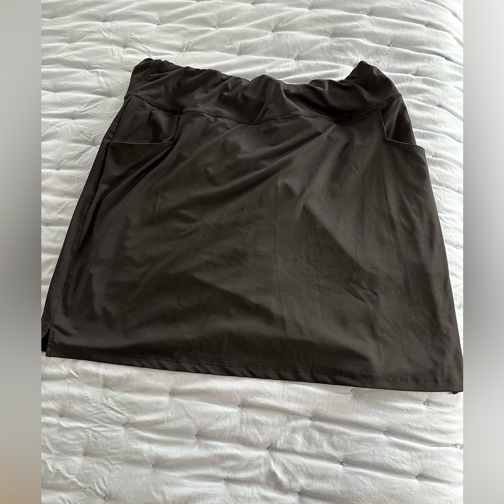 Black tables Coo Run skort.  EUC